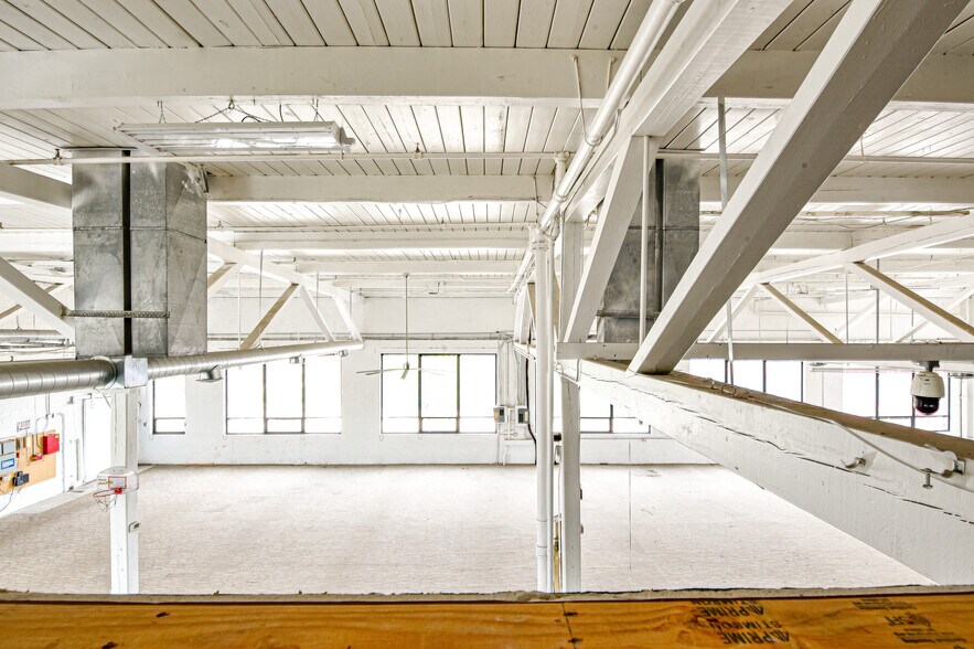 More Photos Of 2 Aspen Pl, Passaic Showroom For Lease