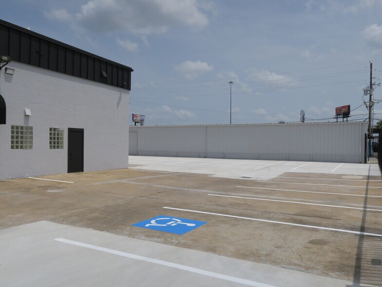 More Photos Of 5711 Star Ln, Houston Service For Lease