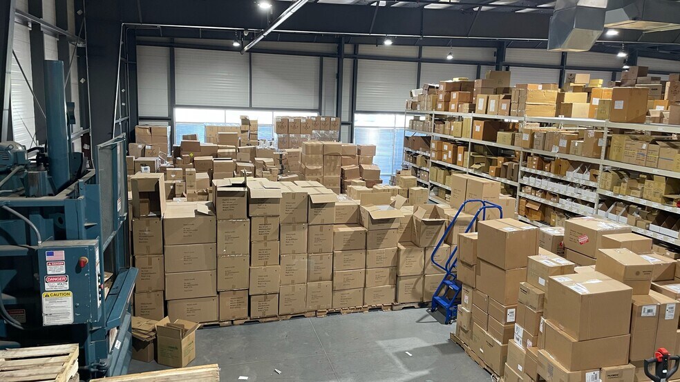 More Photos Of 4951 Dixie Hwy, Fairfield Showroom For Lease