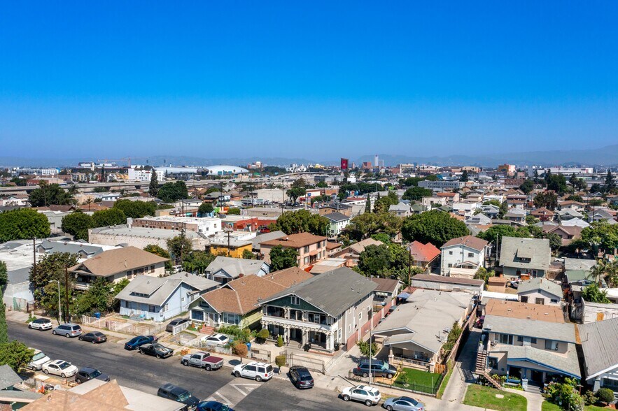 More Photos Of 239 W 43rd St, Los Angeles Apartments For Sale