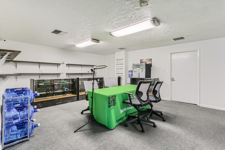 More Photos Of 81 NE Columbia Blvd, Portland Industrial For Sale