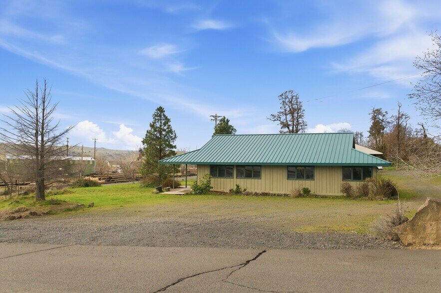 More Photos Of 615 Timber Ln, Maupin Office For Sale