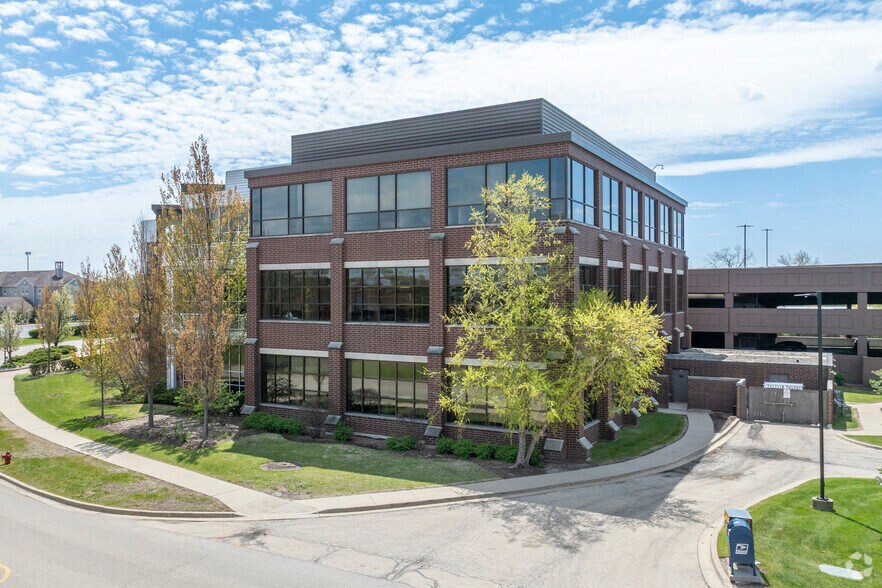 More Photos Of 250 Parkway Dr, Lincolnshire Coworking Space