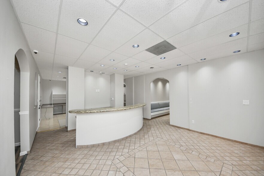 More Photos Of 926 N Wilcrest Dr, Houston Medical For Sale