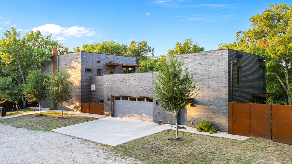 More Photos Of 4798 Iberia Ave, Dallas Office For Sale