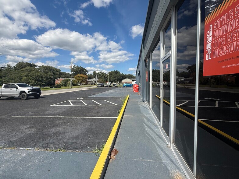 More Photos Of 140 W 3rd St, Washington Service For Lease