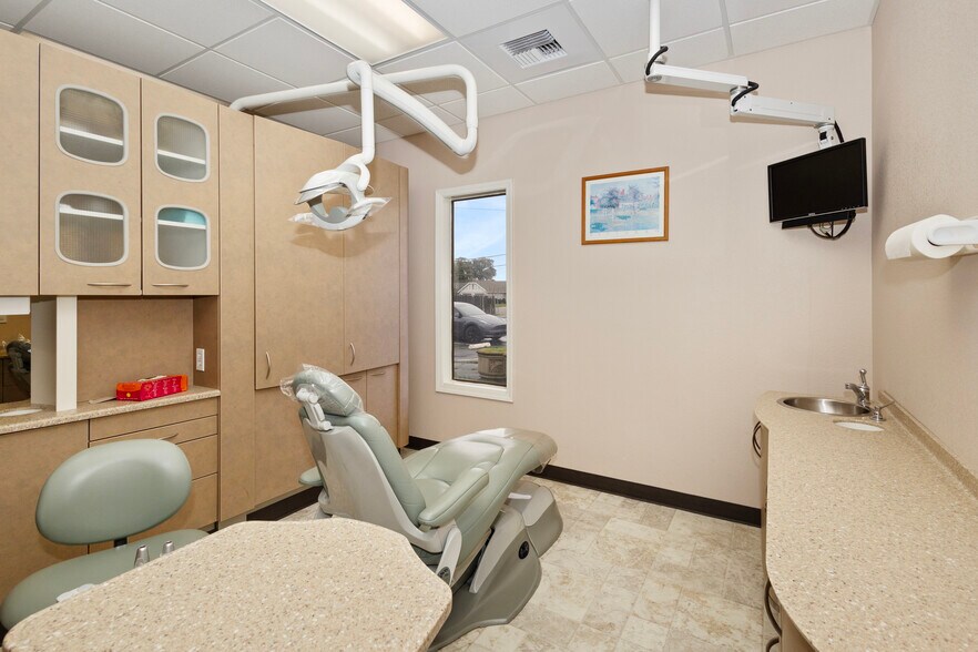 More Photos Of 1640 W F St, Oakdale Medical For Sale