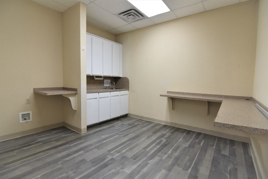 More Photos Of 2921 Brown Trl, Bedford Office For Lease