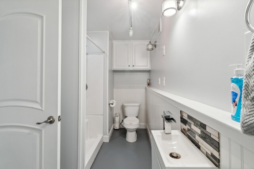 More Photos Of 705 Dunnington St, Columbia Freestanding For Sale