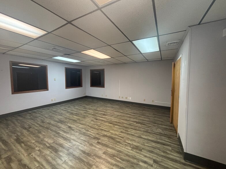 More Photos Of 1040 Thousand Oaks Blvd, Greenville Flex For Lease