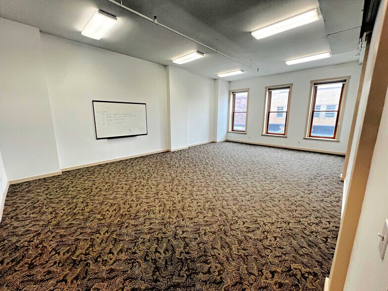 More Photos Of 604 Lafayette St, Waterloo Office For Sale
