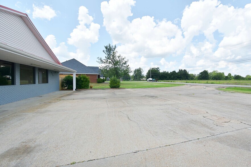 More Photos Of 833 Old Highway 45, Saltillo Freestanding For Lease