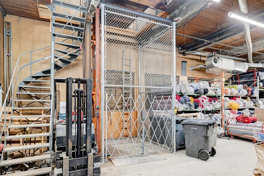 More Photos Of 350 Rue De Port-Royal O, Montréal Distribution For Sale