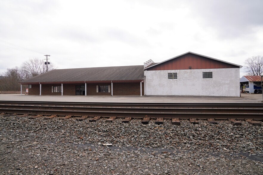 More Photos Of 16 Madison St, Leetonia Flex For Lease