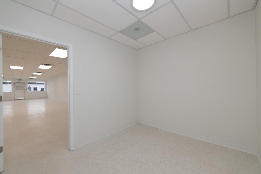 More Photos Of 422 Eastern Blvd, Essex Storefront Retail Office For Lease