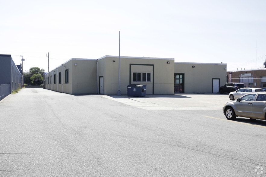 More Photos Of 220 Broadhollow Rd, Farmingdale Showroom For Lease