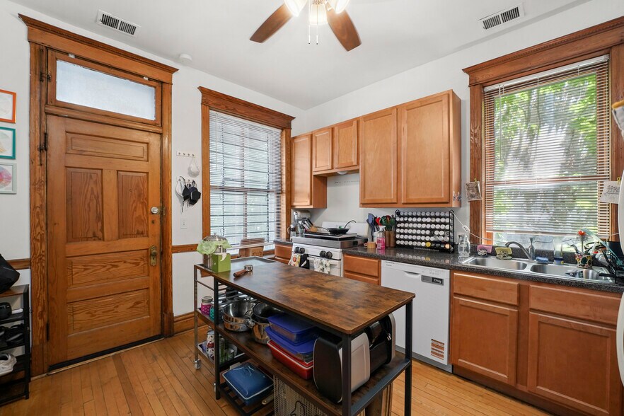 More Photos Of 3135 N Clifton Ave, Chicago Apartments For Sale