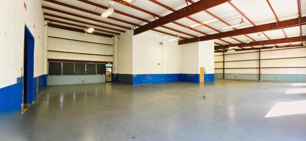 More Photos Of 402 Chairman Ct, DeBary Warehouse For Lease