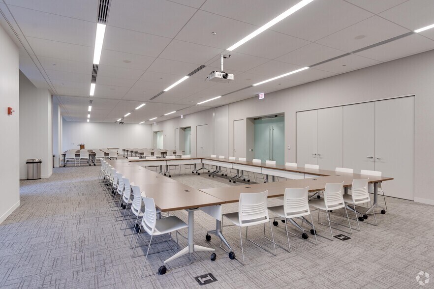 More Photos Of 311 S Wacker Dr, Chicago Office For Lease