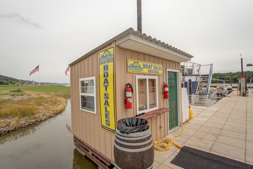 More Photos Of 215 W Water St, Grafton Marina For Sale