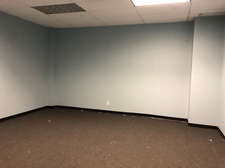 More Photos Of 700 Hicksville Rd, Bethpage Warehouse For Lease