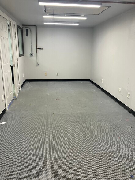 More Photos Of 127-129 S Cleveland Ave, Loveland Showroom For Lease