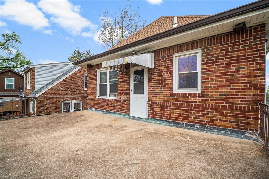 More Photos Of 8700 Gravois Rd, Saint Louis Storefront Retail Residential For Sale
