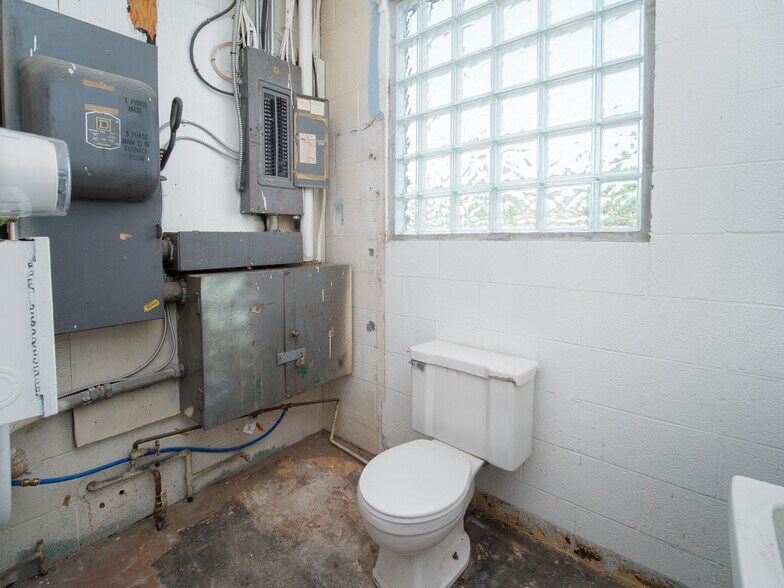 More Photos Of 916 Hempstead Dr, Cincinnati General Retail For Lease