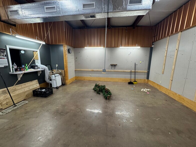 More Photos Of 990 N Daleville Ave, Daleville Warehouse For Sale
