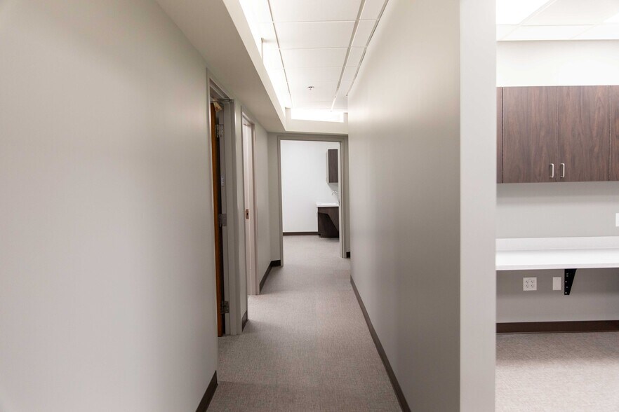 More Photos Of 17030 Lakeside Hills Plz, Omaha Medical For Lease