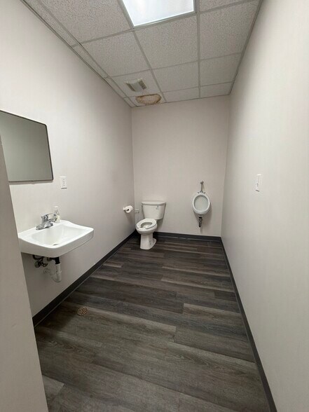 More Photos Of 2906-2924 Baltic Ave, Greensboro Industrial For Lease