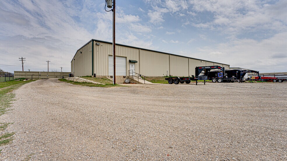 More Photos Of 350 English Trl, Venus Warehouse For Lease