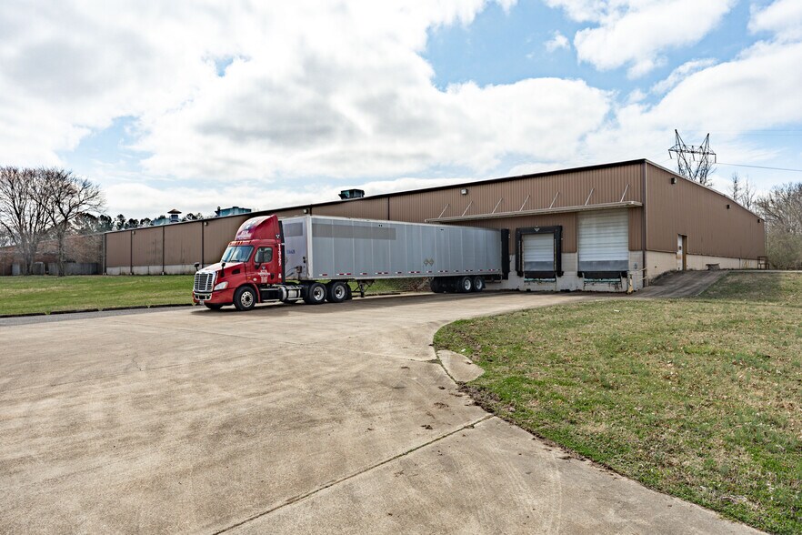 More Photos Of 200 Universal Dr, Centerville Distribution For Lease