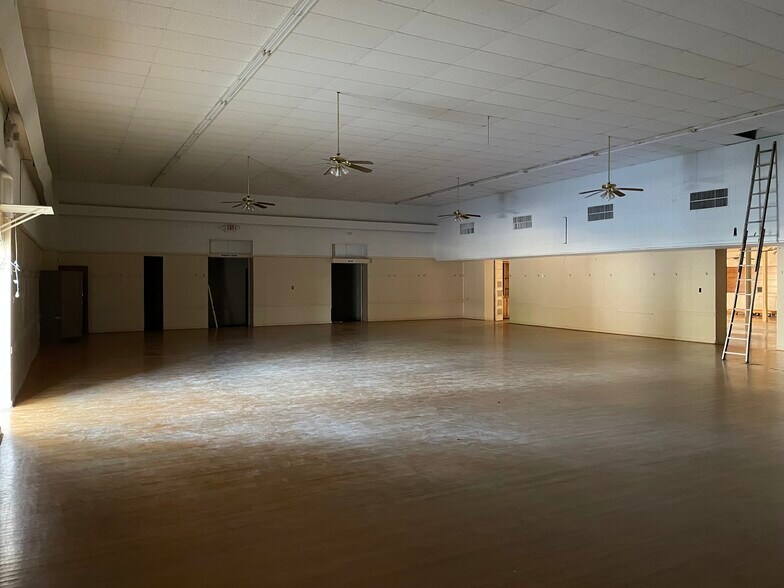 More Photos Of 257 E South St, New Braunfels Freestanding For Sale