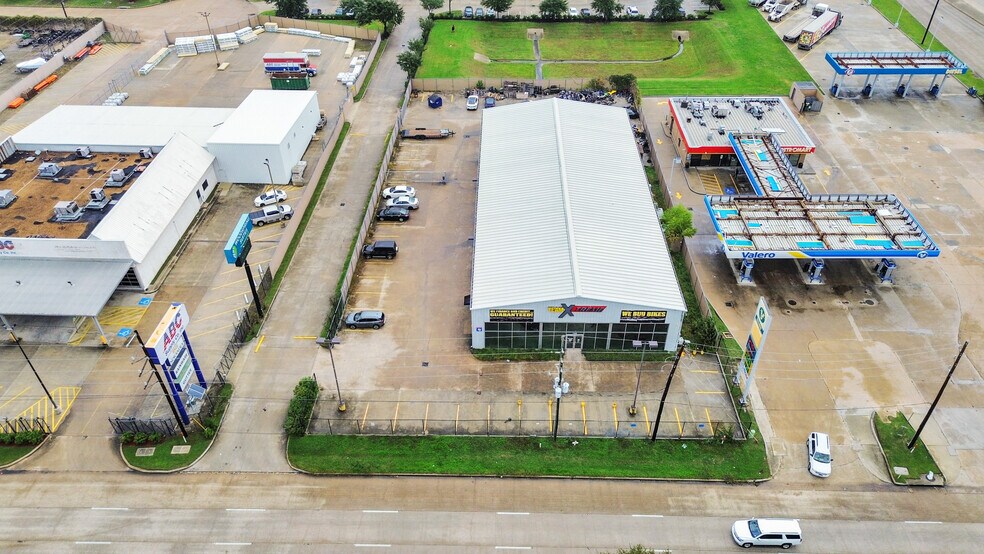 More Photos Of 14902 N Fwy Service Rd, Houston Freestanding For Lease