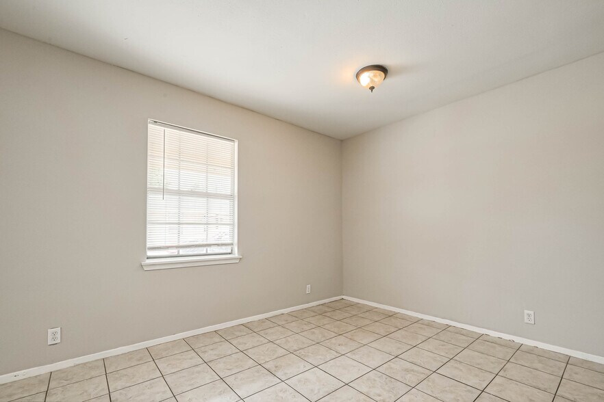 More Photos Of 8430 Round Rock Dr, Houston Apartments For Sale