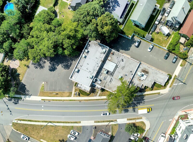 More Photos Of 121 W Oak St, Amityville Office For Lease