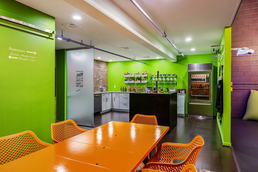 More Photos Of 10 Draper St, Woburn Warehouse For Lease