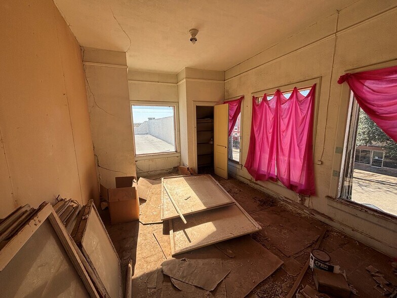 More Photos Of 122 Oak St, Sweetwater Storefront For Sale