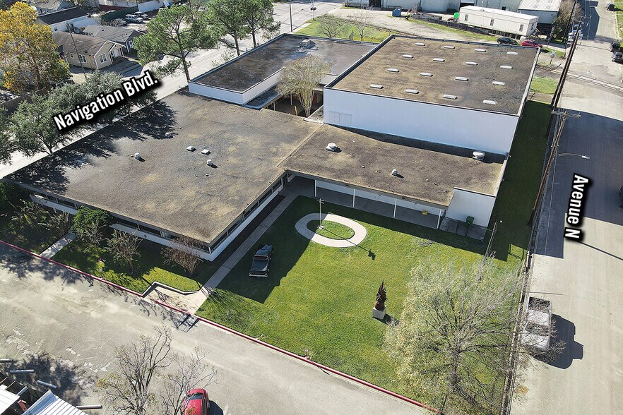 More Photos Of 7305 Navigation Blvd, Houston Office For Sale