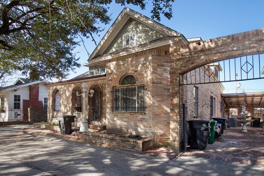 More Photos Of 1333-1335 Yale St, Houston General Retail For Sale
