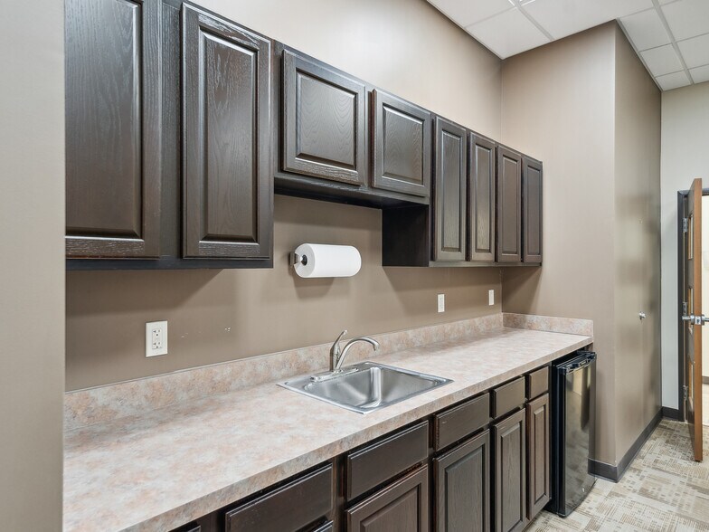 More Photos Of 2005 N Yellowood Ave, Broken Arrow Warehouse For Sale