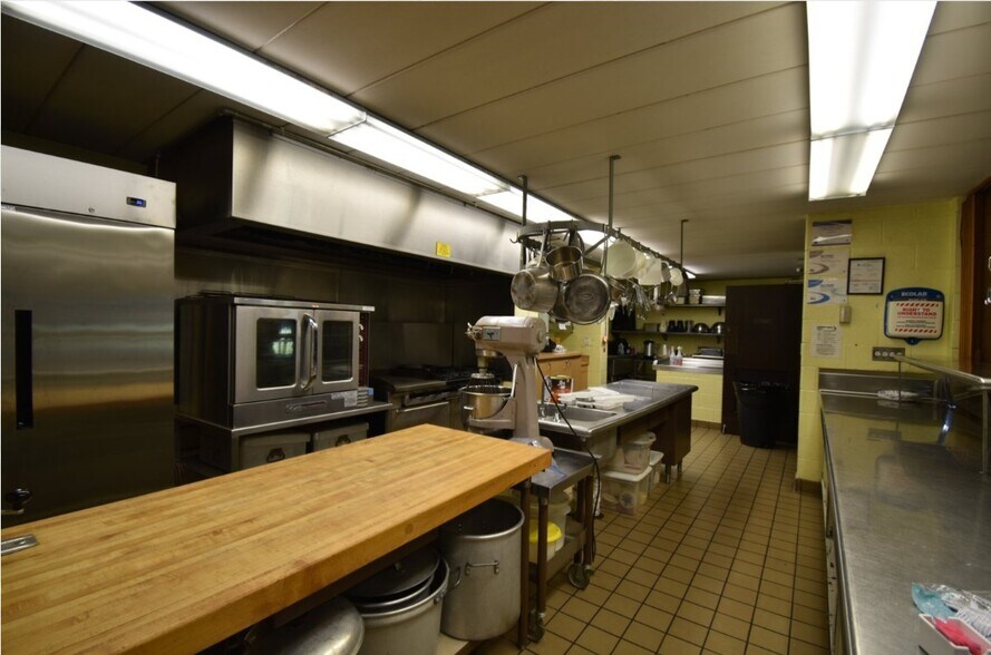 More Photos Of 20300 Middlebelt Rd, Livonia Religious Facility For Lease