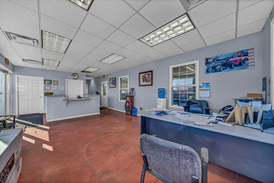 More Photos Of 5621 Lockport Rd, Niagara Falls Auto Repair For Lease