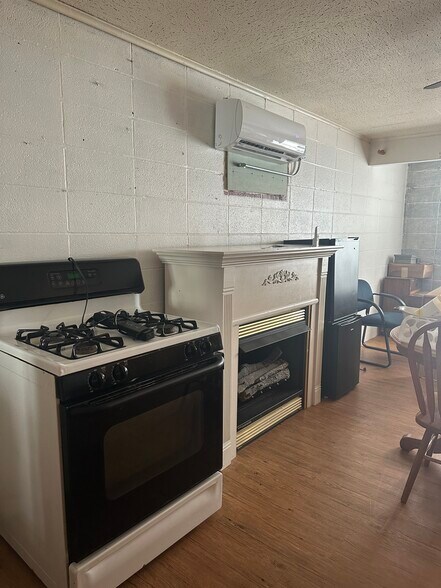 More Photos Of 302 N Main St, Melbourne Hotel For Sale