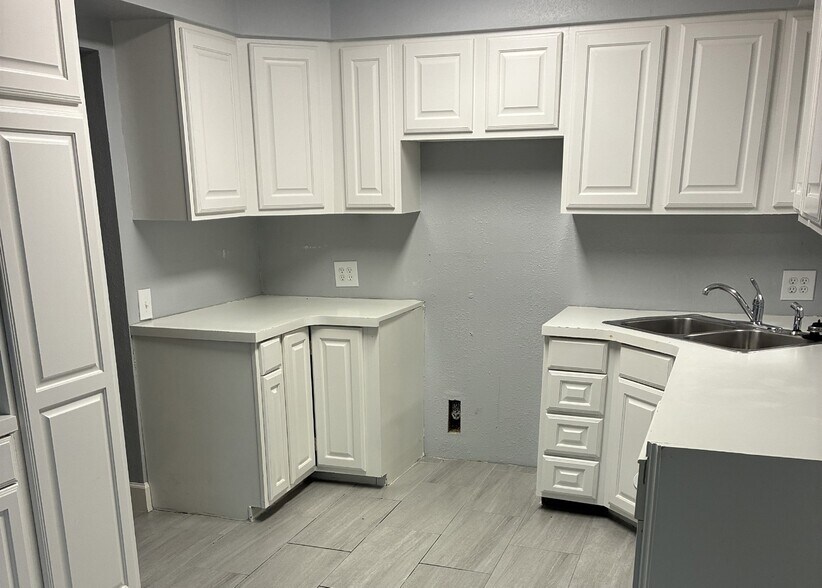 More Photos Of 18023 Dace Rd, Alvin Flex For Lease