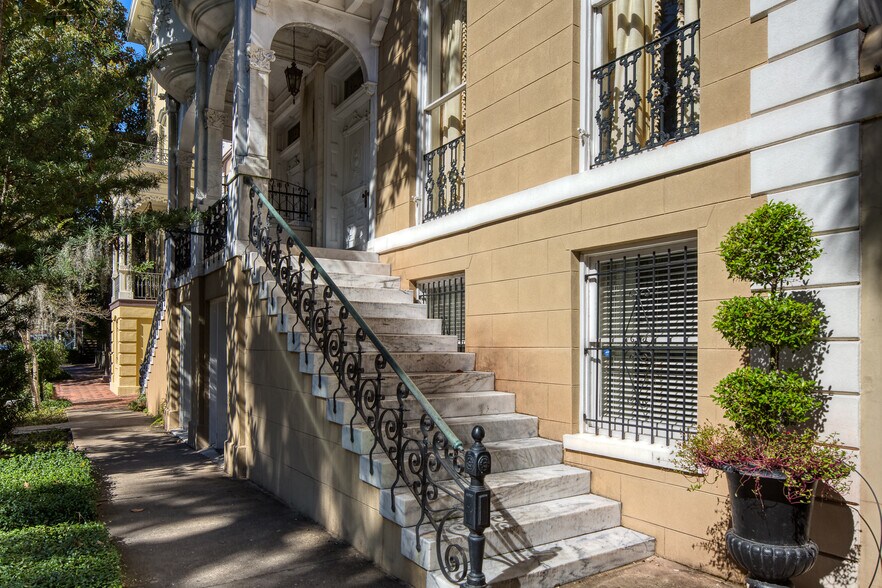 More Photos Of 14 E Taylor St, Savannah Specialty For Sale