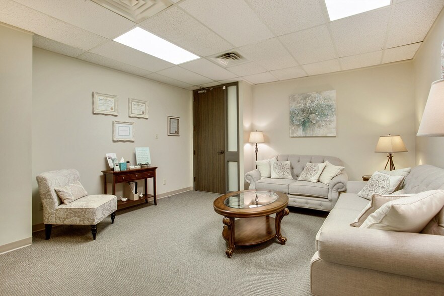 More Photos Of 913 S College Rd, Lafayette Medical For Lease