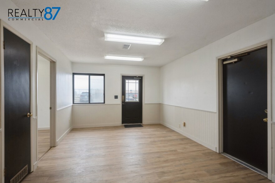 More Photos Of 1620 W Post Rd SW, Cedar Rapids Warehouse For Sale