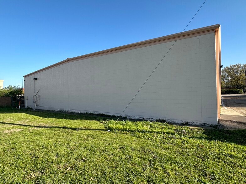 More Photos Of 1201 E Arkansas Ln, Arlington Storefront For Sale